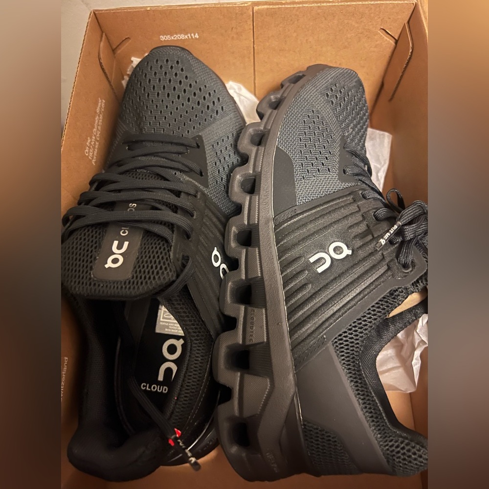BLACK SIZE 7.5 CLOUDSWIFT SHOES WOMEN